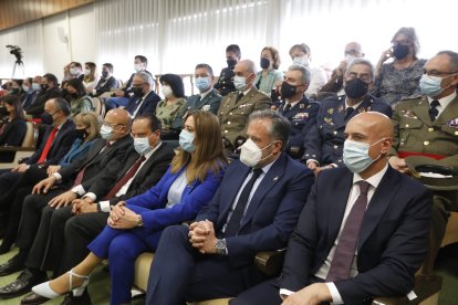 Pollán, entre Ester Muñoz y José Antonio Diez, en el acto celebrado hoy en la Universidad de León. MARCIANO PÉREZ