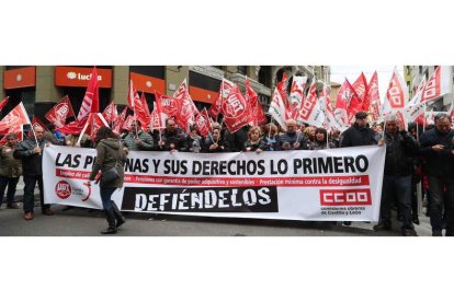 La concentración ante la sede de la Fele, en la calle Independencia, congregó alrededor de 300 personas ayer por la mañana. RAMIRO