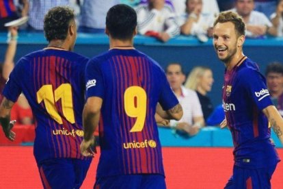 Neymar y Suárez acuden a felicitar a Rakitic tras anotar el 0-2 del Barça al Madrid en el clásico de Miami.