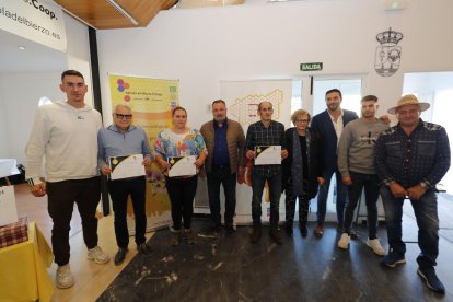 Con su diploma, los ganadores Luis Valle (3º), Rebeca Rodríguez (2ª) y José Brañas (1º) rodean al alcalde de Camponaraya, Eduardo Morán. L. DE LA MATA