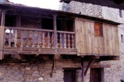 Arquitectura tradicional en Ambasaguas, la belleza de la plaza del Ayuntamiento de La Bañeza, el Mus