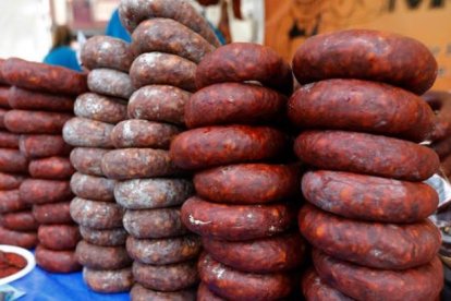 Varias corras de chorizo durante una feria