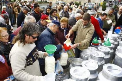 Reparto gratuito de leche de Omaña en León por productores abandonados por las industrias