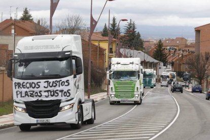 Efectivos de la Guardia Civil custodian la llegada de camiones a la cementera de Toral. L. DE LA MATA