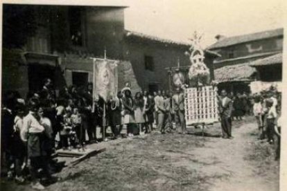 La procesión del Corpus en Fresno de la Vega en los años 30 con el ramo.