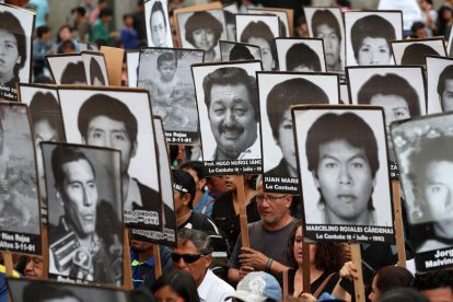 Los manifestantes portaban las fotos de los asesinados. ERNESTO ARIAS