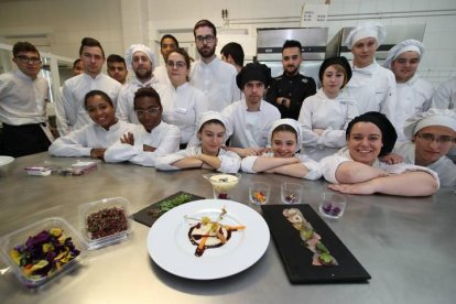 ALUMNOS DEL CICLO DE HOSTELERÍA DEL CENTRO INTEGRADO DE FORMACIÓN PROFESIONAL CIUDAD DE LEÓN ELAB