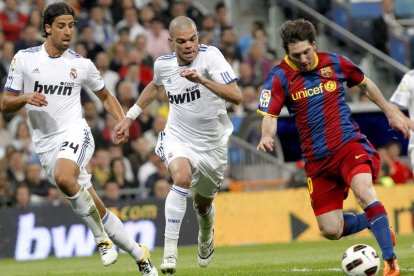 El barcelonista Leo Messi, a la derecha, controla el balón junto a Pepe y Sami Khedira.