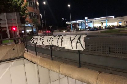 Pancartas pidiendo la dimisión de Felipe Llamazares colgadas en los puentes de la ciudad. DL