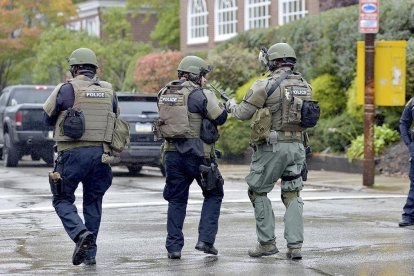 Policías, cerca de la sinagoga atacada en Pittsburgh