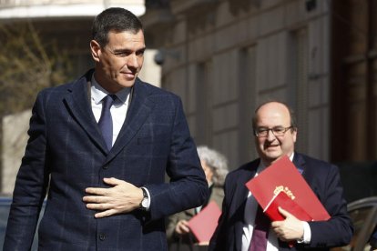 Pedro Sánchez escoltado por Miguel Iceta, ayer, en Madrid. JAVIER LIZÓN