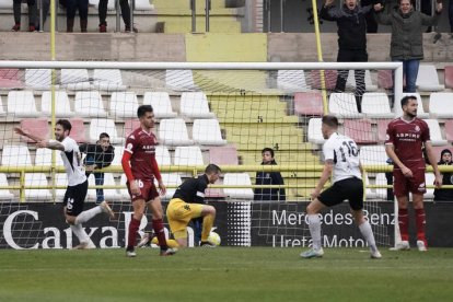 El portero de la Cultural, Leandro, tras encajar un gol contra el Burgos CF la pasada temporada. CÉSAR MANSO