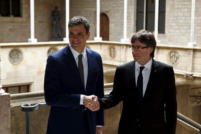 Sánchez y Puigdemont, al inicio de su primera reunión. TONI ALBIR