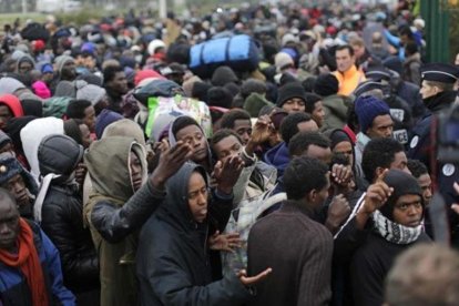 Los inmigrantes hacen cola para registrarse en Calais.