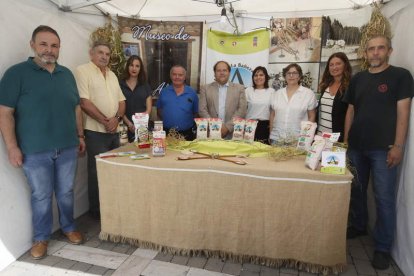 Autoridades presentes ayer en la inauguración de la muestra bañezana. RAMIRO