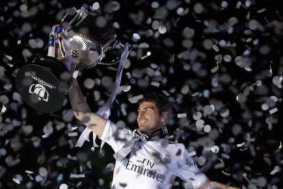 Iker Casillas brinda la Copa del Rey a la afición, esta madrugada en la plaza de la Cibeles, en Madrid.