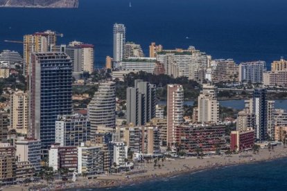 Edificios de apartamentos y hoteles, en la costa alicantina.