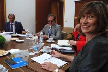 La secretaria de Estado de Empleo, Yolanda Valdeolivas, en la reuniñon mantenida este lunes con los representantes de la Confederación Española de Economía Social.