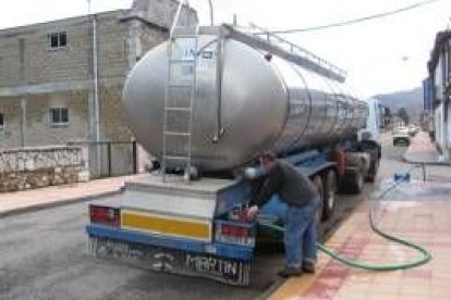 El camión cisterna cargando ayer su último viaje en la red de aguas de Villamanín camino de Casares