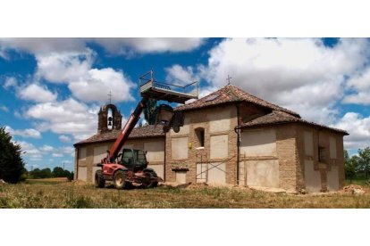 Las obras en la ermita de Nuestra Señora de Perales en Bercianos de Real Camino. ACACIO DÍAZ