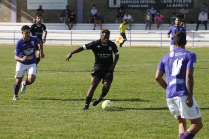 Partido de fútbol entre La Bañeza FC y la Cultural Leonesa. F. Otero Perandones.