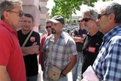 Comité y sindicatos, en su protesta ante el edificio de la Junta en Valladolid hace unas semanas