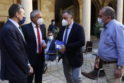 Eduardo Morán, en el centro, ayer en la Diputación. FERNANDO OTERO