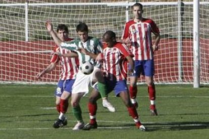 Ayrton, a la derecha, pugna por hacerse con un balón con un jugador del equipo abulense