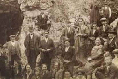 Paisanos de Valporquero junto a la entrada de la cueva, en los años veinte.