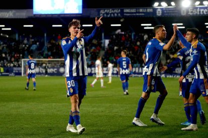 Hugo Vallejo, dedicando a la afición el gol del triunfo marcado el pasado sábado ante el Deportivo Alavés. L. DE LA MATA