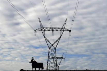 Las altas temperaturas, la falta de viento  y el encarecimiento del gas natural repercute en la factura de electricidad de los españoles.