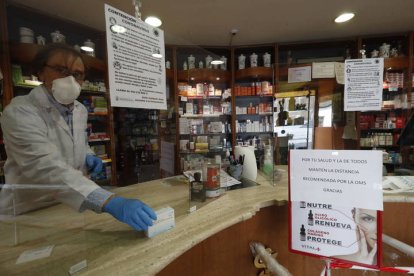 Trabajador de una farmacia en León. RAMIRO