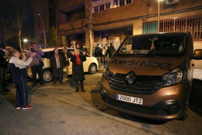 Vecinos de Vallecas se concentran frente a la casa del presunto asesino del hombre de 64 años apuñalado el pasado domingo.