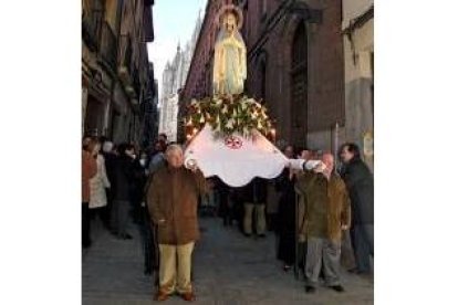 La Virgen de Lourdes presidió la marcha custodiada por cientos de velas