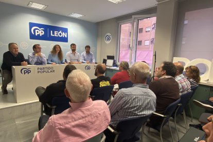 La formación aborda asignaturas fundamentales para los regidores públicos, como las leyes que regulan la organización y los servicios en los municipios, además de los diferentes aspectos de la ley electoral. DL