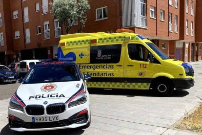 Policía Local y Sacyl atienden una emergencia. MAZ