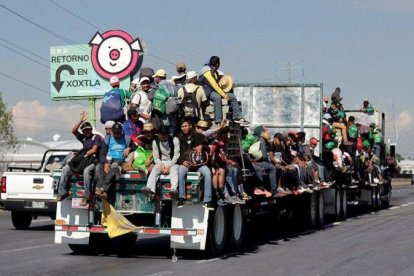 Miembros de la caravana, sobre un camión en Puebla.