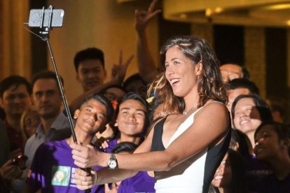 Garbiñe Muguruza se hace un selfi durante el sorteo del cuadro del Masters femenino, en Singapur.