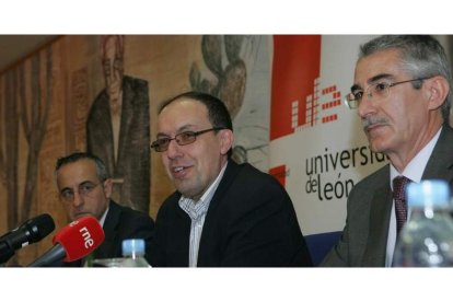 Jesús María Nieto, José Luis Chamosa y Ángel Cimadevilla durante la presentación.