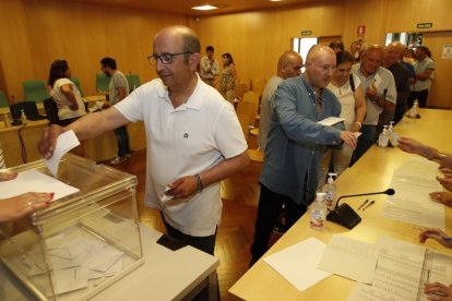 Francisco Castañón, durante la votación del PP. RAMIRO