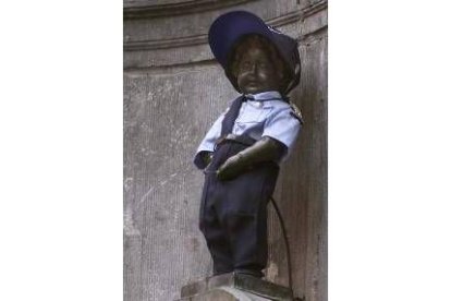 El famoso Manneken Pis, ataviado de policía