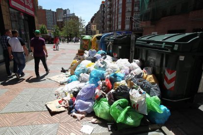 La última huelga de la limpieza que afectó a la capital por un conflicto en Gersul fue en mayo de 2015, a la que corresponde la imagen. S. PÉREZ