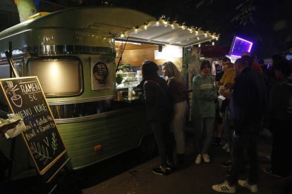 Las ‘foodtrucks’ estarán hasta mañana. FERNANDO OTERO