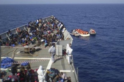 Refugiados rescatados por la fragata Navarra.