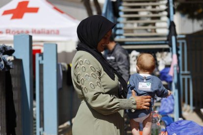 Una migrante con su bebé al llegar a la isla de Lampedusa. VINCENZO LIVIERI