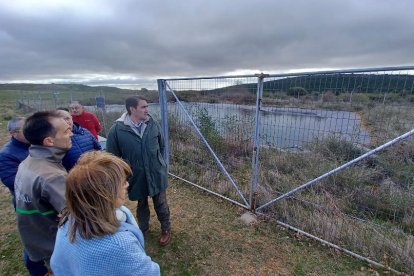 El consejero de Medio Ambiente, Vivienda y Ordenación del Territorio, Juan Carlos Suárez-Quiñones, visita la balsa de Brazuelo. ICAL