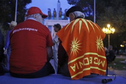 Participantes en una protesta para reclamar el boicot al referéndum para el cambio de denominación de Macedonia.