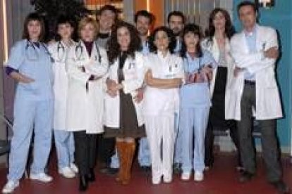 Los integrantes del equipo actoral de la teleserie española de médicos «MIR»