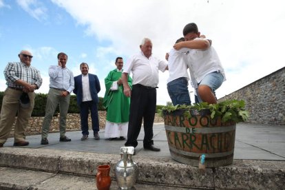 Momento de la pisada del primer mosto, ayer a mediodía, en Carracedo. ANA F. BARREDO