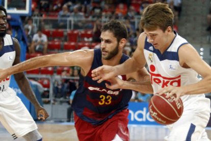 Luka Doncic (d), marcado por el alero Perperoglou. AGUILAR